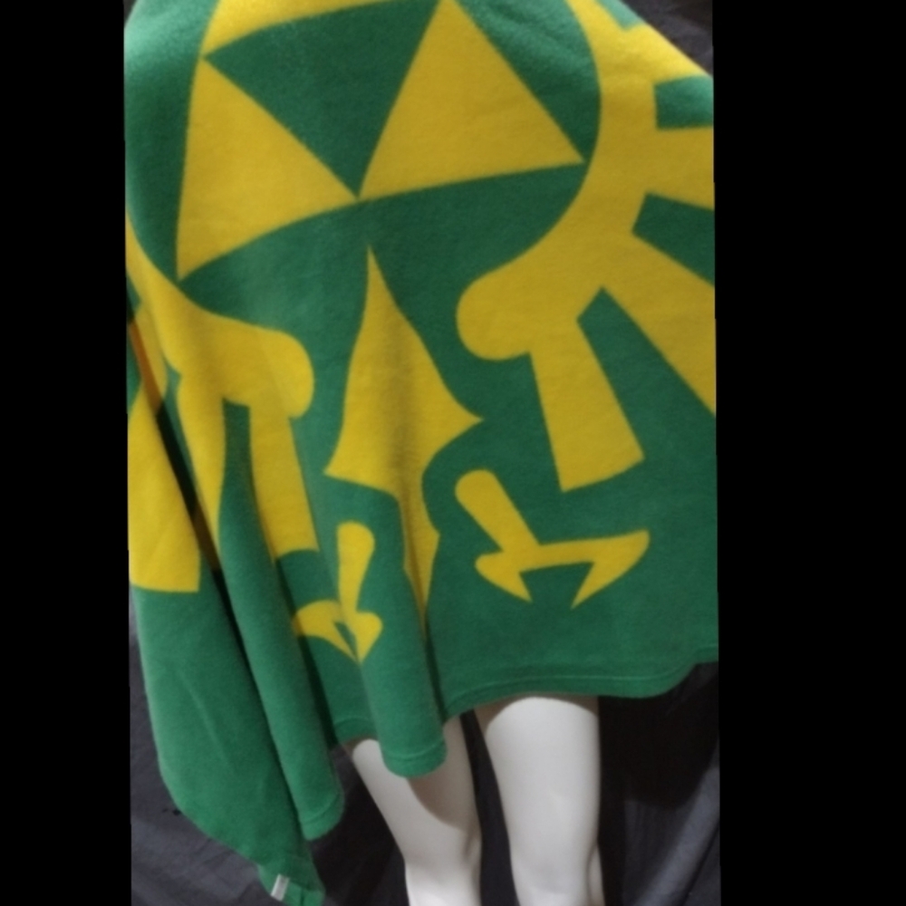 Legend Of Zelda Hooded Blanket / Throw - Hyrule Crest - Culture Fly Content - Picture 5 of 5